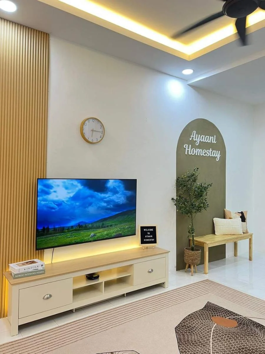 Dinding TV dan papan nama Ayaani Homestay