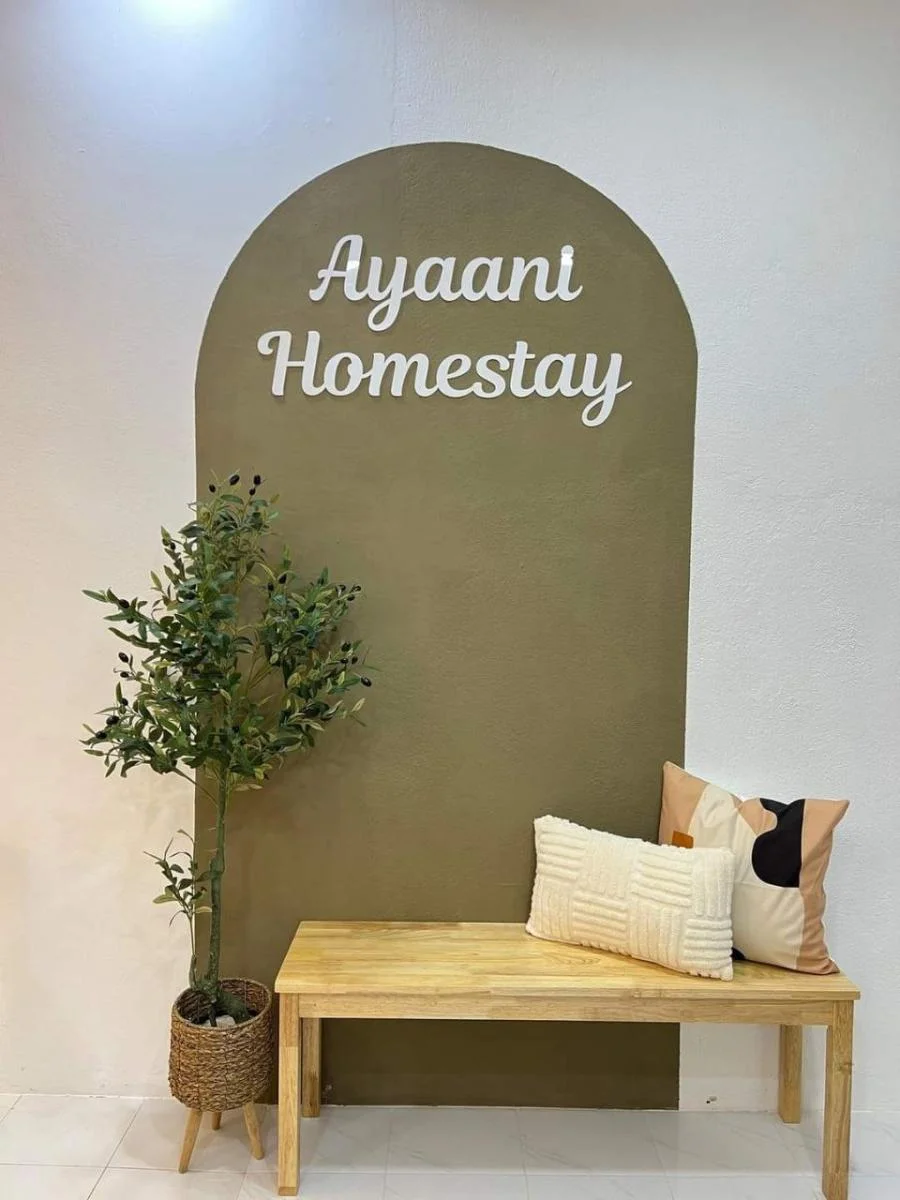 Papan nama Ayaani Homestay bentuk gerbang