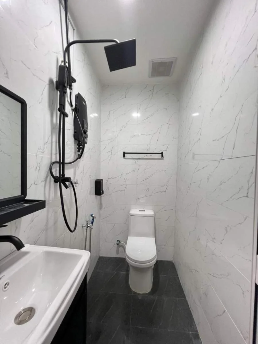 Bilik air kedua Ayaani Homestay dengan water heater