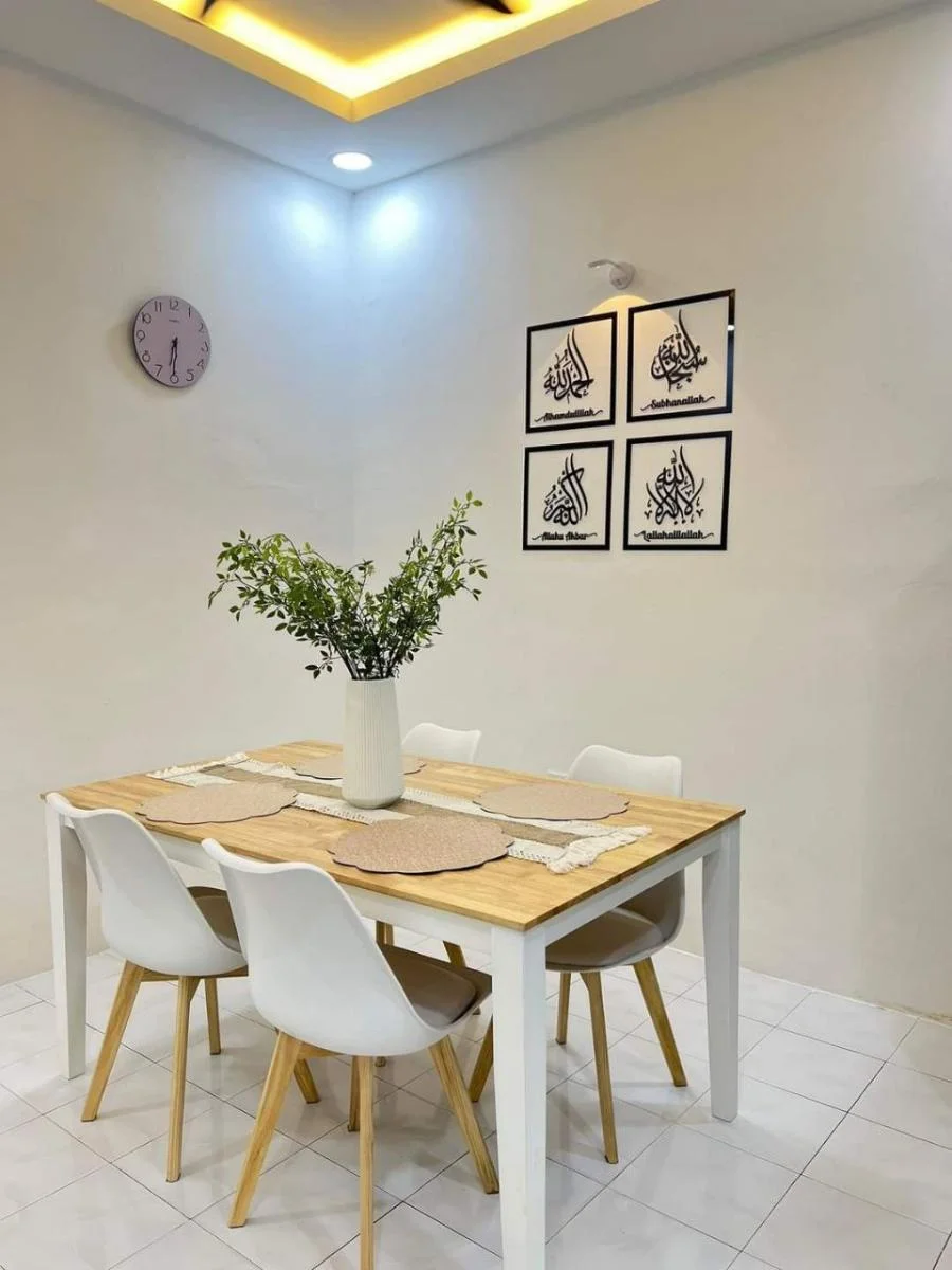 Ruang makan Ayaani Homestay untuk keluarga
