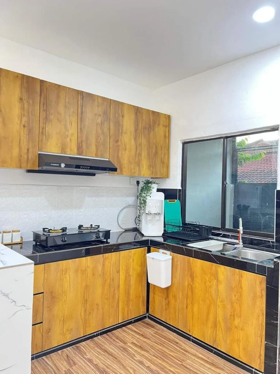 Dapur memasak Ayaani Homestay lengkap dengan peralatan asas