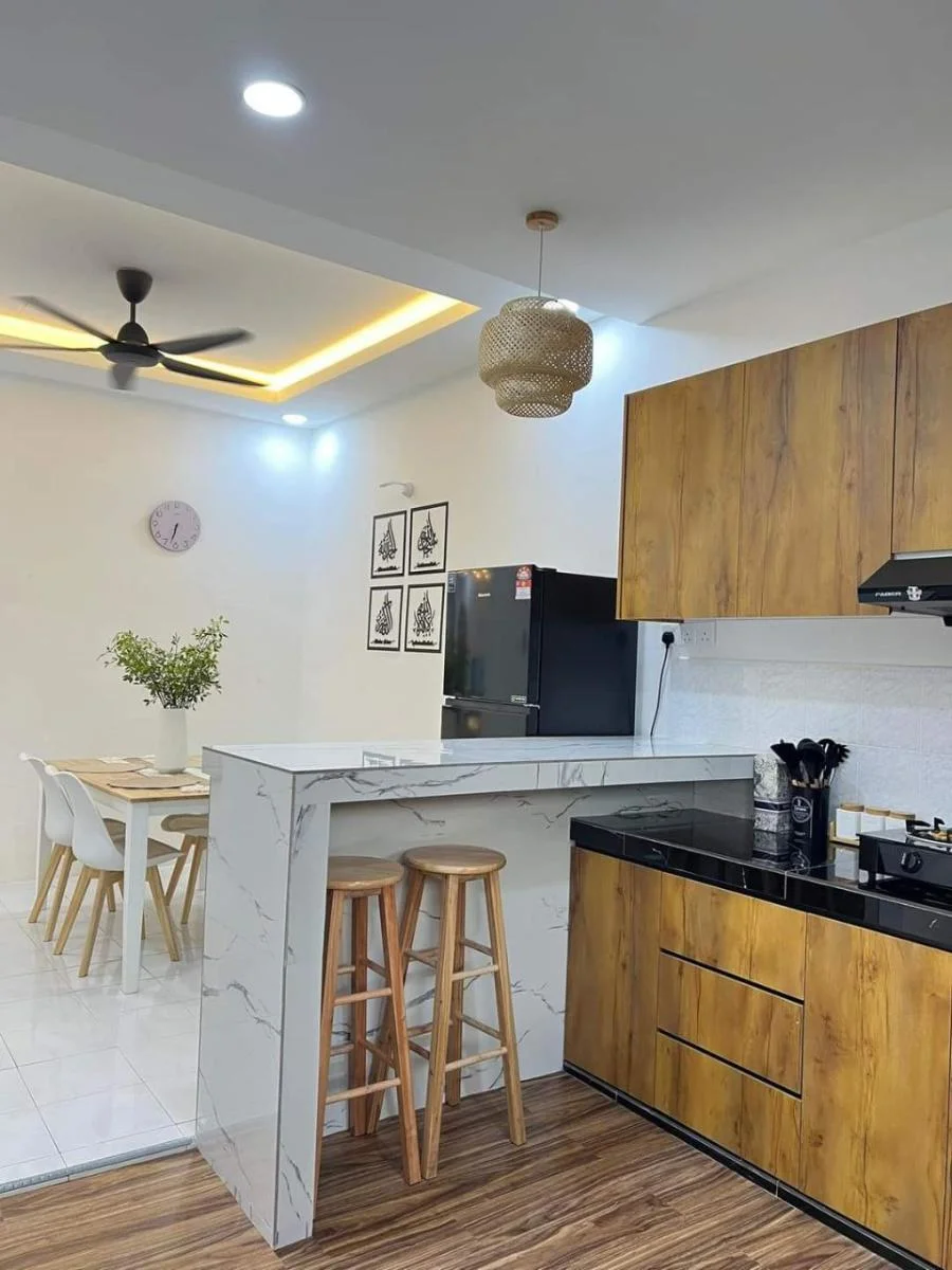Kaunter dapur dan ruang makan Ayaani Homestay