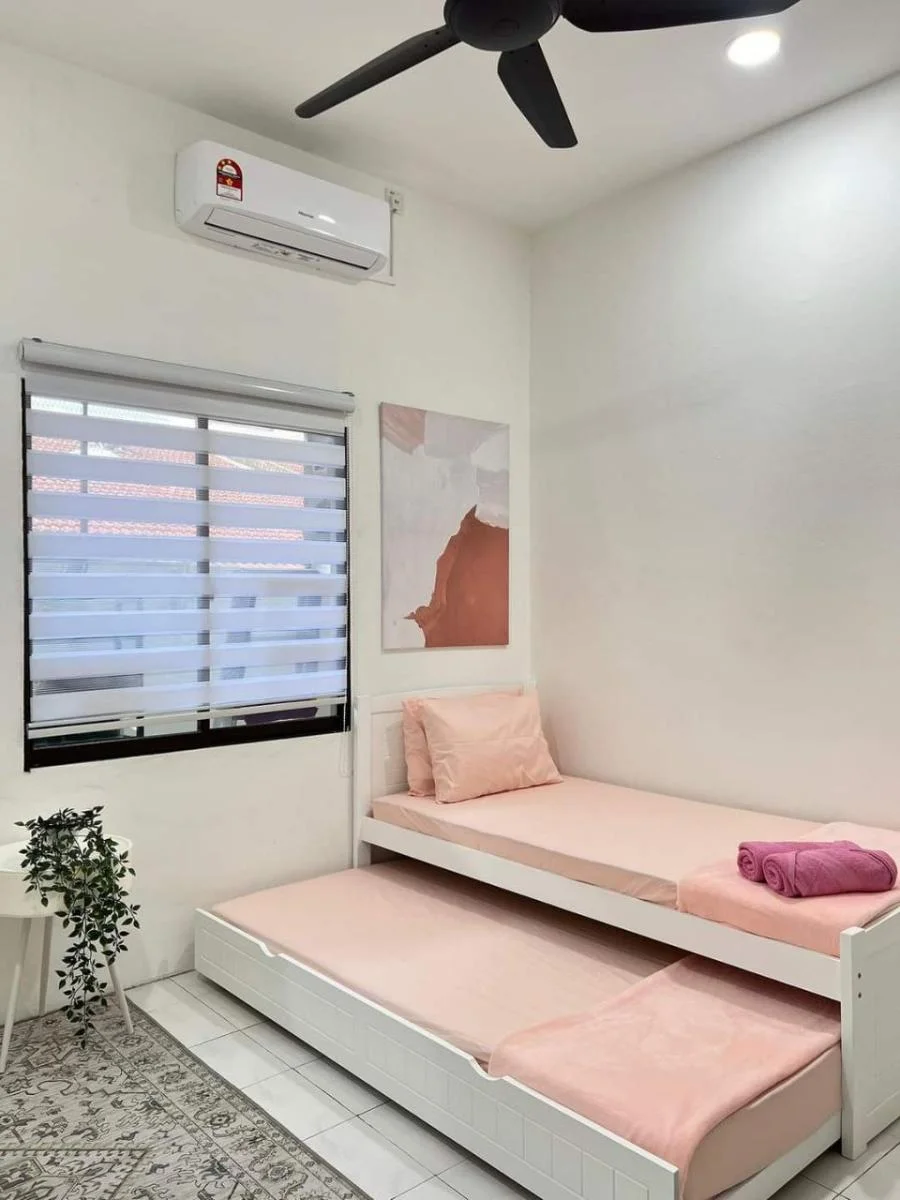 Bilik ketiga Ayaani Homestay dengan katil single pull out dan aircond