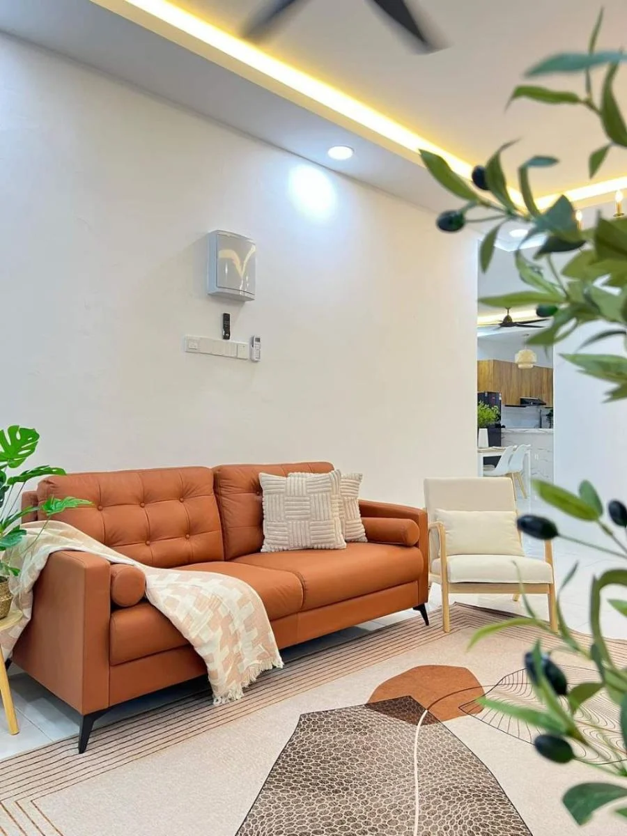Sofa terracotta ruang tamu Ayaani Homestay